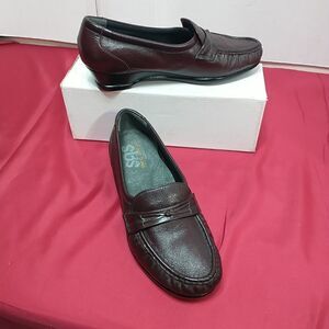 SAS Woman's SZ 7.5 WW Burgundy Leather Loafer Moccasin Tripad Comfort .